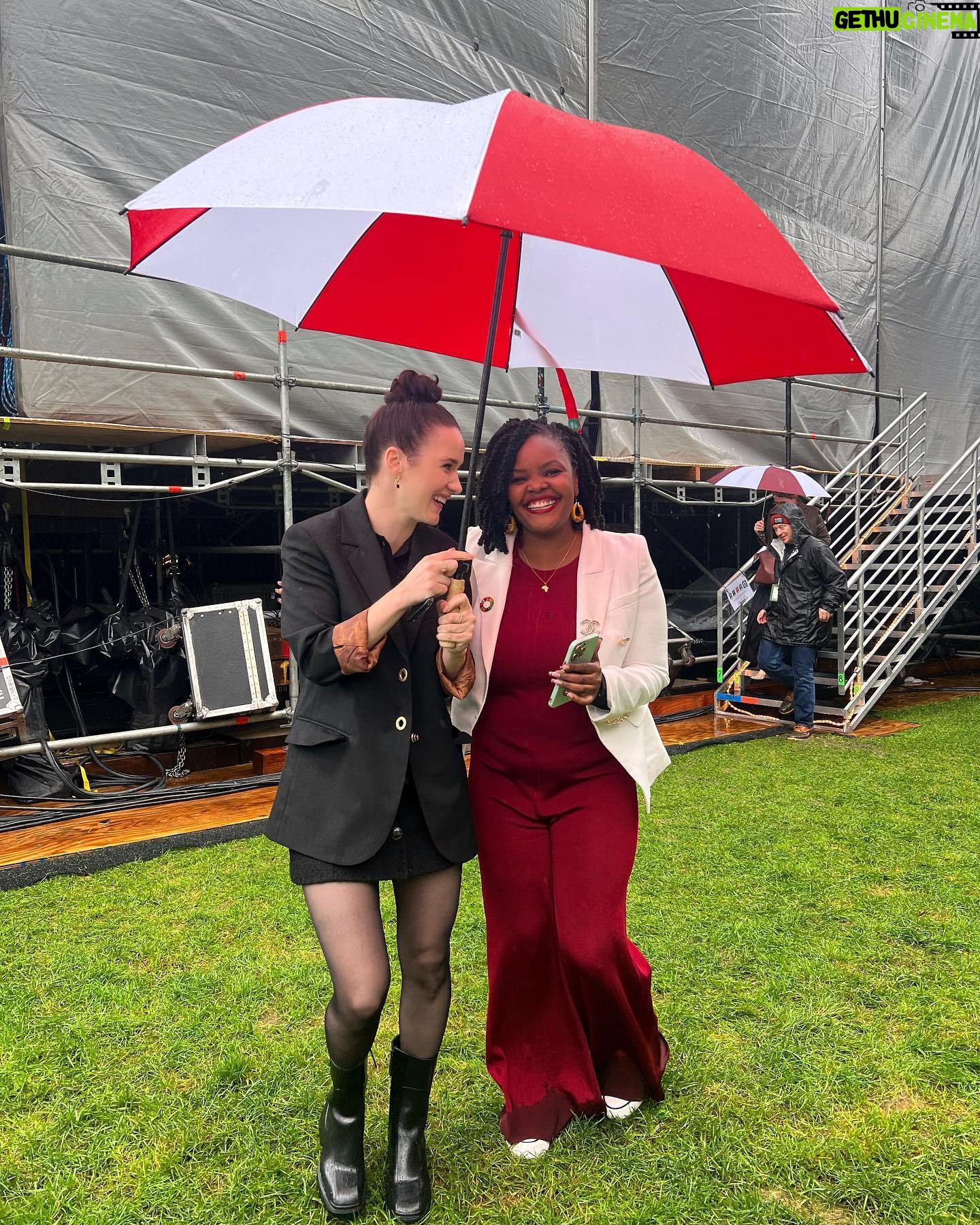 Rachel Brosnahan Instagram - Rain or shine! Thank you @glblctzn. This one was for the books ⭕️