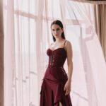 Rachel Brosnahan Instagram - The gasp I gasped when I saw this dress in person for the first time…thank you team @versace for crafting one of the most exquisite pieces of clothing I’ve ever had the privilege of wearing. Thank you to the best village around @lisaaharon, @owengould, @mandelkorn, @joannavargasnyc, @kittycolorist, @nailzbyvee, @drewsview_ , @jessjenn & many more magical humans who make an eve like this possible. Oh what a night ✨