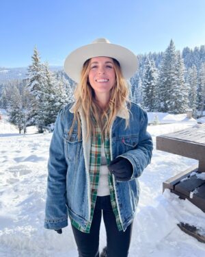 Rachel Hollis Instagram - Mountain Mama 🏔️
