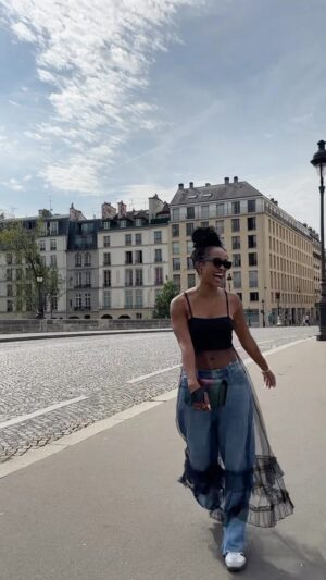 Rachel Lindsay Instagram - C’est la vie baby 🖤
.
.
.
.
Top: @anthropologie 
Jeans: @goodamerican 
Shoes: @adidas 
Shades: @ysl