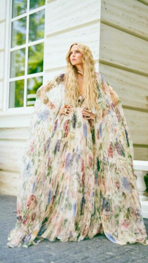 Rachel Zoe Instagram - Goodbye and farewell to #2023 👋 .. what a wild ride it’s been and I am very happy to see you end.  I had some very special moments with people I love and had the privilege to wear some beautiful looks that made me feel my most glamorous 💃. I am most grateful for my extraordinary friends and family that show up when I need them most and this year I really did. 🙏🏻 I am going to try this manifesting thing for #2024 starting with a wish for peace and love for this crazy upside down world we are living in. The strength of love will always drive out hate ❤️. Have a happy, healthy and safe New Year my friends I love you all.