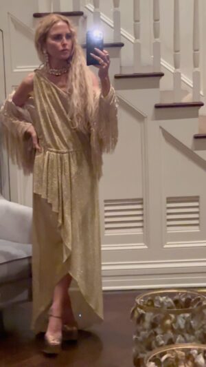 Rachel Zoe Instagram - Sometimes you don't realize how badly you needed to let go and have "a night" until you do..and what a night it was with some of my favorite people ❤️ #summer 💃 🥂🍾 wearing gold vintage #halston