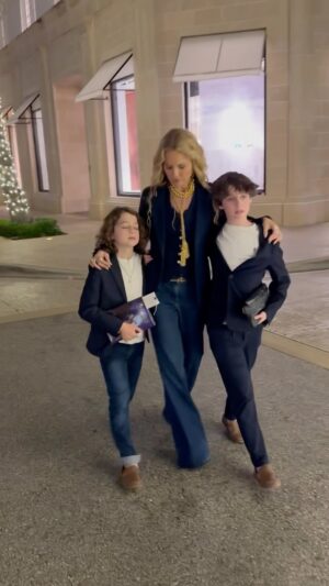 Rachel Zoe Instagram - Please may we walk and talk like this forever 🥹🙏🏻❤️ #boymom #grateful 🙏🏻 @rbermanus 🎥