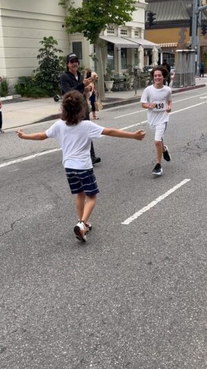 Rachel Zoe Instagram - I believe strongly in teaching our children young about real life issues in an age appropriate manner. My children are shattered about the homeless crisis in Los Angeles and yesterday had the opportunity to run and raise funds for @upward_bound_house . Brothers running and then hugging at the finish line was a real moment for me 🥹 ❤️