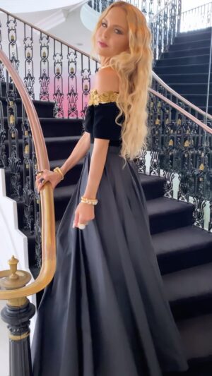 Rachel Zoe Instagram - I am beyond excited to talk all things #MetGala on @enews tonight at 11:30pm ✨ This is going to be a very special evening honoring one of my all-time favorite designers #KarlLagerfeld @chanelofficial #karlforever 🤍🖤 wearing vintage @chanelofficial gown  Vintage jewels @maisonmerenor 💎glammed by @emmawillishmu