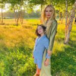 Rachel Zoe Instagram - Kaius said he felt like we were in a painting when we took this 📸 . The most idyllic setting generously and graciously hosted by @nph @dbelicious for the @godslovenyc ..such a special summer night learning about the tremendous impact of this incredible organization 🙏🏻❤️