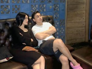 Raditya Dika Instagram - 6 tahun yang lalu vs 6 menit yang lalu. Happy wedding anniversary, @anissaaziza. Tertanda, satpam Grand Indonesia.