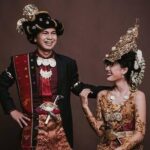 Raditya Dika Instagram - 6 tahun yang lalu vs 6 menit yang lalu. Happy wedding anniversary, @anissaaziza. Tertanda, satpam Grand Indonesia.