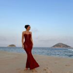 Rafa Kalimann Instagram – “Embora eu não queira dizer que sua vida fosse um mar de rosas – pois elas, tinham pesadelos terríveis e passavam por períodos inesperados de profunda agitação e de uma tristeza indizível-, mesmo assim, elas conseguiam fazer mais do que apenas suportar. Sob o efeito da generosidade e da oportunidade de ser generosa, uma impressionante combinação para um elixir de cura, elas desabrochavam.” 
A Ciranda Das Mulheres Sábias – Clarissa Pinkola Estés