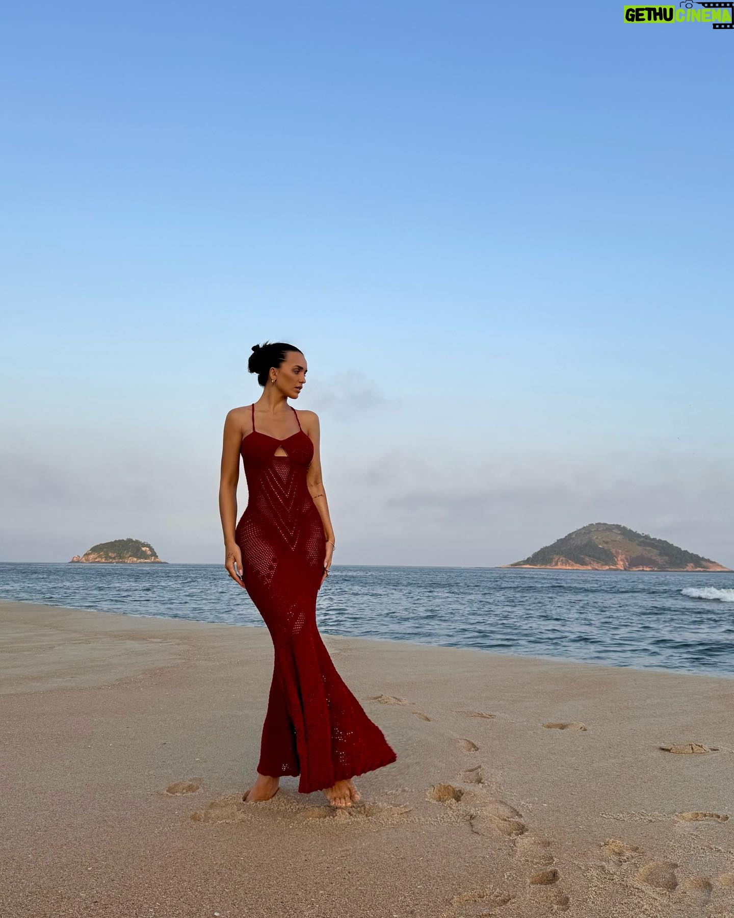 Rafa Kalimann Instagram - “Embora eu não queira dizer que sua vida fosse um mar de rosas - pois elas, tinham pesadelos terríveis e passavam por períodos inesperados de profunda agitação e de uma tristeza indizível-, mesmo assim, elas conseguiam fazer mais do que apenas suportar. Sob o efeito da generosidade e da oportunidade de ser generosa, uma impressionante combinação para um elixir de cura, elas desabrochavam.” A Ciranda Das Mulheres Sábias - Clarissa Pinkola Estés