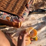 Rafa Kalimann Instagram - “Embora eu não queira dizer que sua vida fosse um mar de rosas - pois elas, tinham pesadelos terríveis e passavam por períodos inesperados de profunda agitação e de uma tristeza indizível-, mesmo assim, elas conseguiam fazer mais do que apenas suportar. Sob o efeito da generosidade e da oportunidade de ser generosa, uma impressionante combinação para um elixir de cura, elas desabrochavam.” A Ciranda Das Mulheres Sábias - Clarissa Pinkola Estés