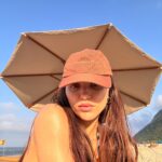 Rafa Kalimann Instagram – “Embora eu não queira dizer que sua vida fosse um mar de rosas – pois elas, tinham pesadelos terríveis e passavam por períodos inesperados de profunda agitação e de uma tristeza indizível-, mesmo assim, elas conseguiam fazer mais do que apenas suportar. Sob o efeito da generosidade e da oportunidade de ser generosa, uma impressionante combinação para um elixir de cura, elas desabrochavam.” 
A Ciranda Das Mulheres Sábias – Clarissa Pinkola Estés