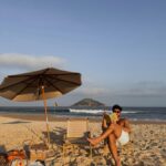 Rafa Kalimann Instagram - “Embora eu não queira dizer que sua vida fosse um mar de rosas - pois elas, tinham pesadelos terríveis e passavam por períodos inesperados de profunda agitação e de uma tristeza indizível-, mesmo assim, elas conseguiam fazer mais do que apenas suportar. Sob o efeito da generosidade e da oportunidade de ser generosa, uma impressionante combinação para um elixir de cura, elas desabrochavam.” A Ciranda Das Mulheres Sábias - Clarissa Pinkola Estés