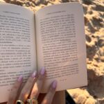 Rafa Kalimann Instagram - “Embora eu não queira dizer que sua vida fosse um mar de rosas - pois elas, tinham pesadelos terríveis e passavam por períodos inesperados de profunda agitação e de uma tristeza indizível-, mesmo assim, elas conseguiam fazer mais do que apenas suportar. Sob o efeito da generosidade e da oportunidade de ser generosa, uma impressionante combinação para um elixir de cura, elas desabrochavam.” A Ciranda Das Mulheres Sábias - Clarissa Pinkola Estés