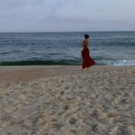 Rafa Kalimann Instagram - “Embora eu não queira dizer que sua vida fosse um mar de rosas - pois elas, tinham pesadelos terríveis e passavam por períodos inesperados de profunda agitação e de uma tristeza indizível-, mesmo assim, elas conseguiam fazer mais do que apenas suportar. Sob o efeito da generosidade e da oportunidade de ser generosa, uma impressionante combinação para um elixir de cura, elas desabrochavam.” A Ciranda Das Mulheres Sábias - Clarissa Pinkola Estés
