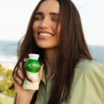 Rafa Kalimann Instagram - Começando o dia com um sorrisão e um café da manhã com muitos benefícios! 🌞✨ Activia não só traz um toque delicioso para sua rotina da manhã, mas tem probióticos vivos que ajudam a cuidar do seu intestino preso, gases, inchaço, dores e ruídos abdominais que atrapalham o dia a dia. Experimente Activia e descubra os 5 benefícios dos probióticos vivos para uma manhã mais leve e uma saúde digestiva ainda melhor 💚 #publi #activiabrasil #5beneficios