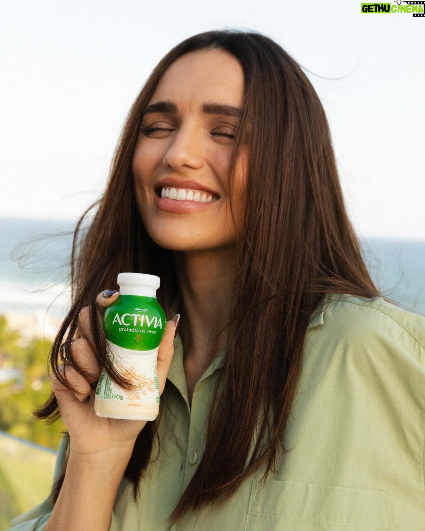 Rafa Kalimann Instagram - Começando o dia com um sorrisão e um café da manhã com muitos benefícios! 🌞✨ Activia não só traz um toque delicioso para sua rotina da manhã, mas tem probióticos vivos que ajudam a cuidar do seu intestino preso, gases, inchaço, dores e ruídos abdominais que atrapalham o dia a dia. Experimente Activia e descubra os 5 benefícios dos probióticos vivos para uma manhã mais leve e uma saúde digestiva ainda melhor 💚 #publi #activiabrasil #5beneficios