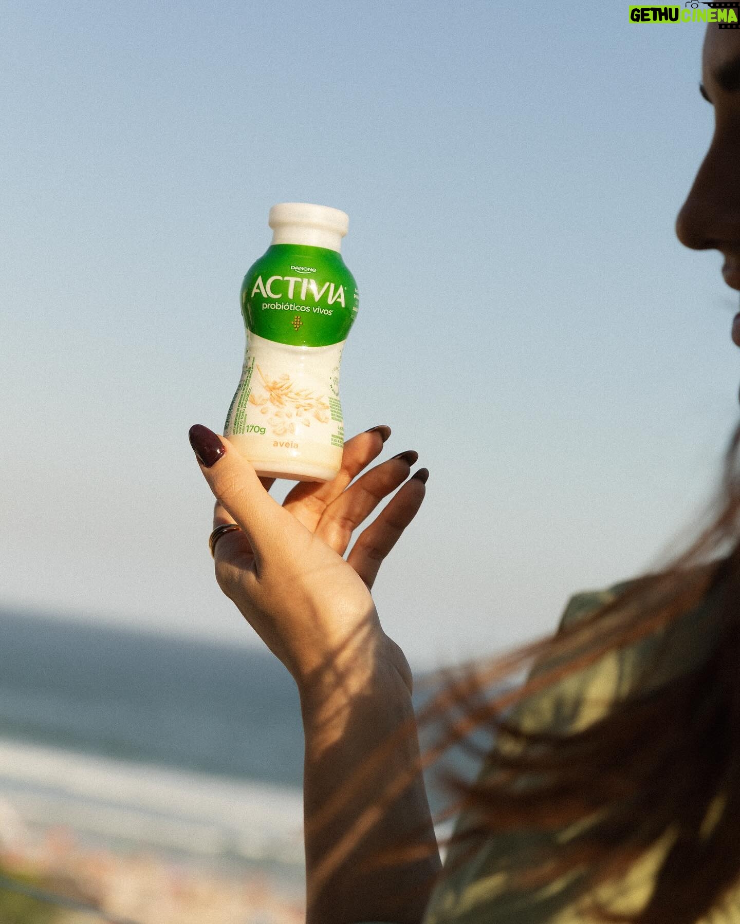 Rafa Kalimann Instagram - Começando o dia com um sorrisão e um café da manhã com muitos benefícios! 🌞✨ Activia não só traz um toque delicioso para sua rotina da manhã, mas tem probióticos vivos que ajudam a cuidar do seu intestino preso, gases, inchaço, dores e ruídos abdominais que atrapalham o dia a dia. Experimente Activia e descubra os 5 benefícios dos probióticos vivos para uma manhã mais leve e uma saúde digestiva ainda melhor 💚 #publi #activiabrasil #5beneficios