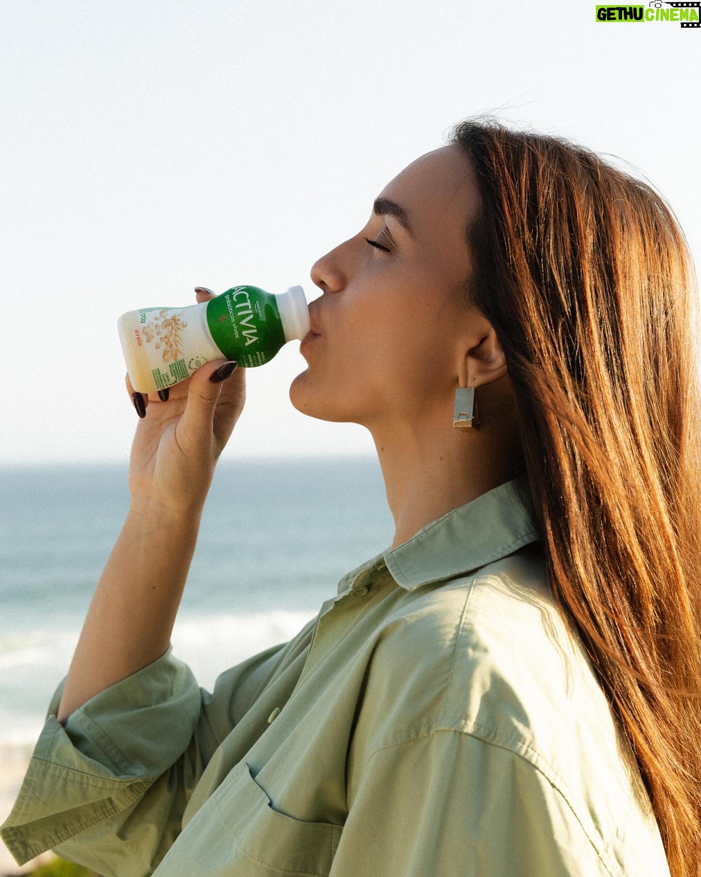 Rafa Kalimann Instagram - Começando o dia com um sorrisão e um café da manhã com muitos benefícios! 🌞✨ Activia não só traz um toque delicioso para sua rotina da manhã, mas tem probióticos vivos que ajudam a cuidar do seu intestino preso, gases, inchaço, dores e ruídos abdominais que atrapalham o dia a dia. Experimente Activia e descubra os 5 benefícios dos probióticos vivos para uma manhã mais leve e uma saúde digestiva ainda melhor 💚 #publi #activiabrasil #5beneficios