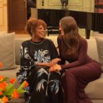 Rafa Kalimann Instagram - Nossa “tigresa” de unhas negras e íris cor de mel. Que delícia poder falar como admiro você @zezemotta uma das maiores artistas do nosso país. Com sua delicada modéstia deixo aqui um registro do nosso papo ao som de “Tigresa” pra enaltecer sua força pra inspirar a música com “garras que marcaram nosso coração” pra sempre. @caetanoveloso sempre sabe o que diz 🇧🇷✨