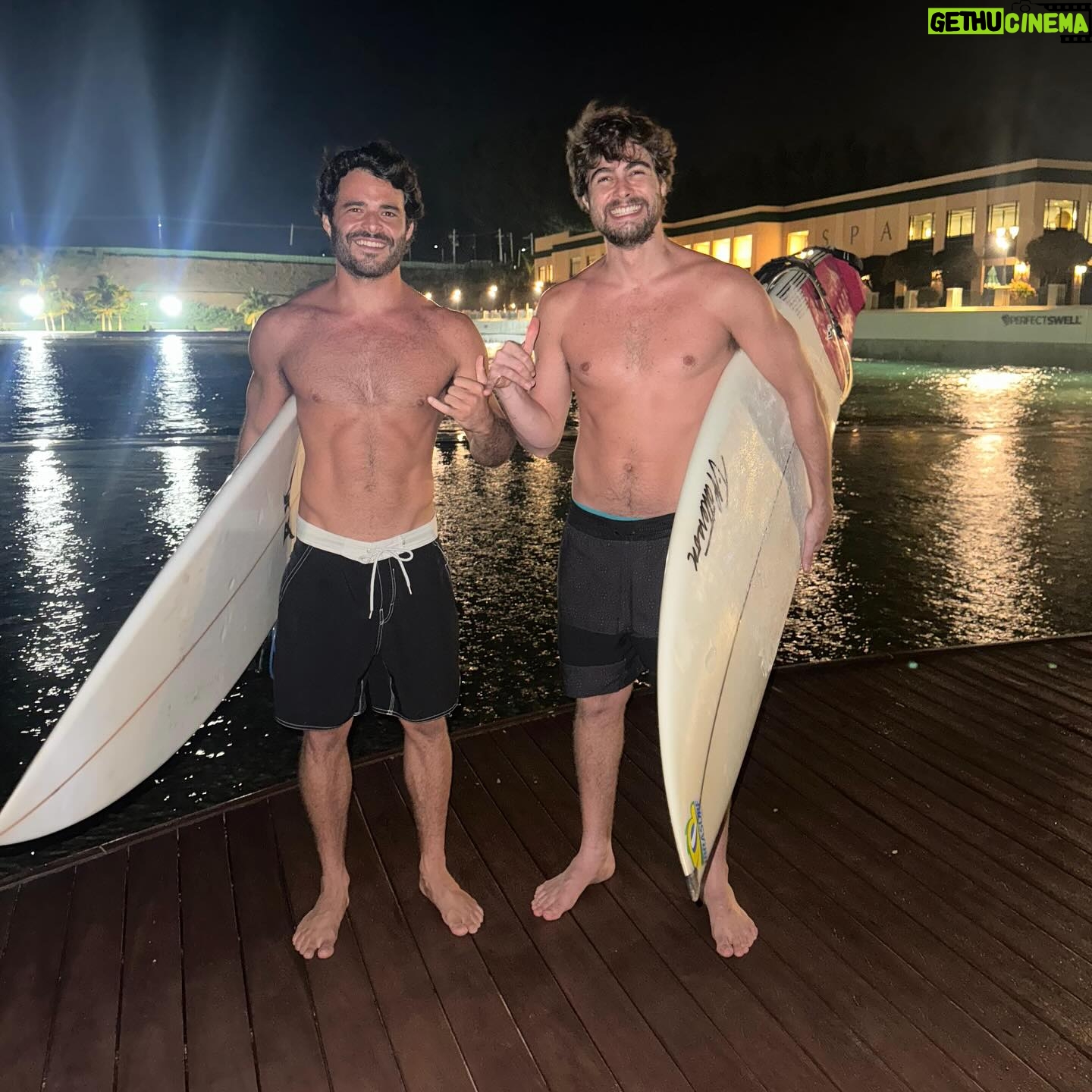 Rafael Vitti Instagram - Surf noturno em Sampa!! Pegar a marginal as 20h pra ir surfar foi no mínimo inusitado. Oportunidade de experimentar uma piscina de onda, ainda mais na ótima companhia do meu amigo @murilowiggers , foi pra guardar na memória essa experiência. 🙏🏽🤙🏽