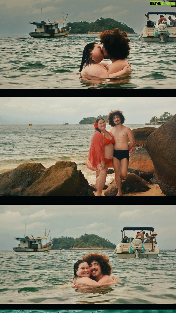 Rafaela Ferreira Instagram - Boa semana, galera! 🌻 Passando com lembranças desses dias lindos de mar e amar! 🌊❤️