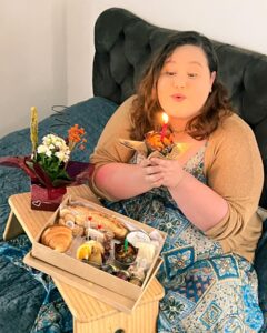Rafaela Ferreira Instagram - Amanheci com 35 anos e cesta de café da manhã na cama! ❤️🎉 #aniversario #cafedamanhã #cafenacama