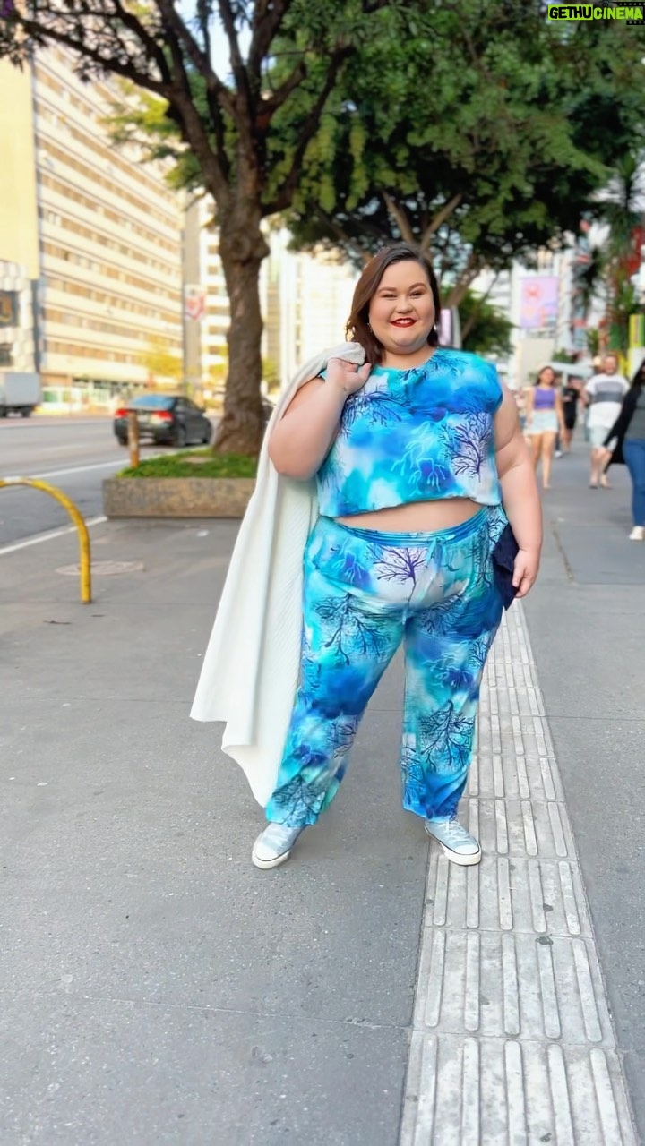 Rafaela Ferreira Instagram - Arrume-se comigo pra tarde de autógrafos de EU SÓ CABIA NAS PALAVRAS no @popplusbr !!! Esse look belíssimo é inteiro da @tjamaoficial ! 💙 Espero por vocês aqui!!! TARDE DE AUTÓGRAFOS 24 e 25 de Junho 17h às 19h