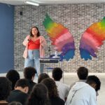 Rafaela Ferreira Instagram - Que gostosa a troca com os alunos da Escola Estadual Ermano Marchetti!!! 😍 Compartilho um pequeno trecho com vocês, hoje foi dia de palestras sobre EU SÓ CABIA NAS PALAVRAS e seus temas relacionados, bullying, gordofobia, autodescoberta e muito mais. Obrigada pelo convite professora @fer_carrapato FOI INCRÍVEL!!! ✨