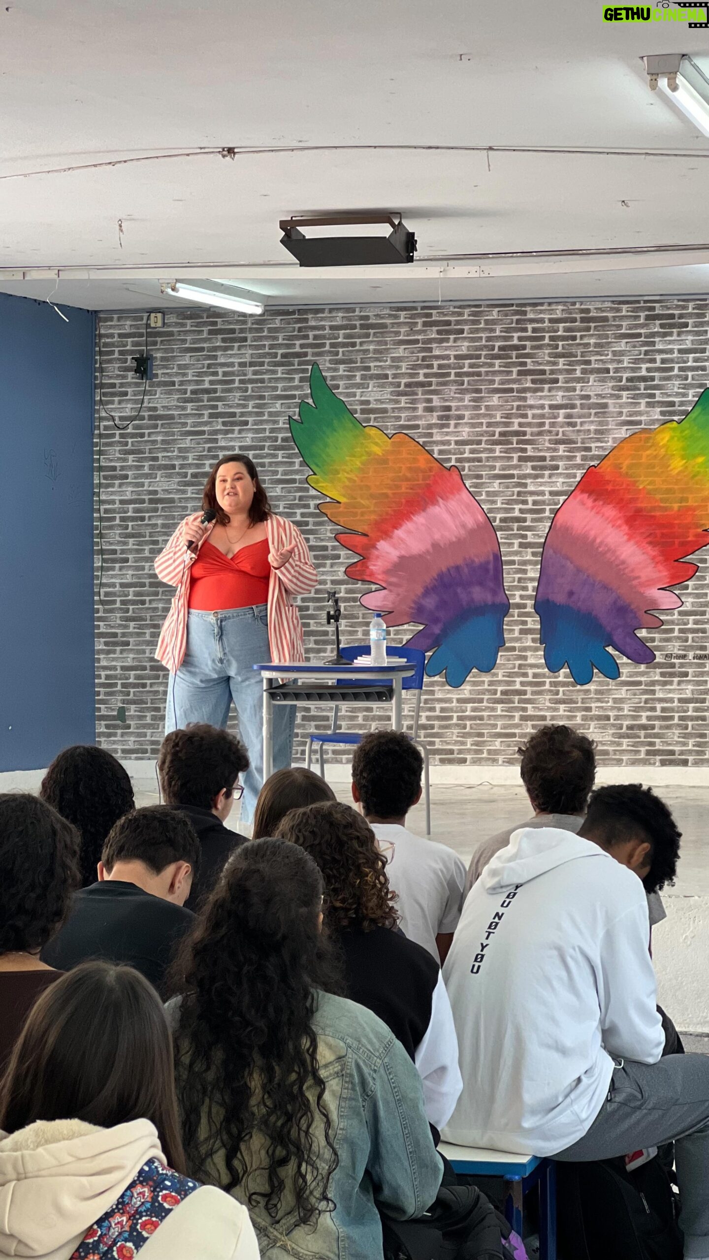 Rafaela Ferreira - 3.3K Likes - Que gostosa a troca com os alunos da Escola Estadual Ermano Marchetti!!! 😍
Compartilho um pequeno trecho com vocês, hoje foi dia de palestras sobre EU SÓ CABIA NAS PALAVRAS e seus temas relacionados, bullying, gordofobia, autodescoberta e muito mais. Obrigada pelo convite professora @fer_carrapato
FOI INCRÍVEL!!! ✨