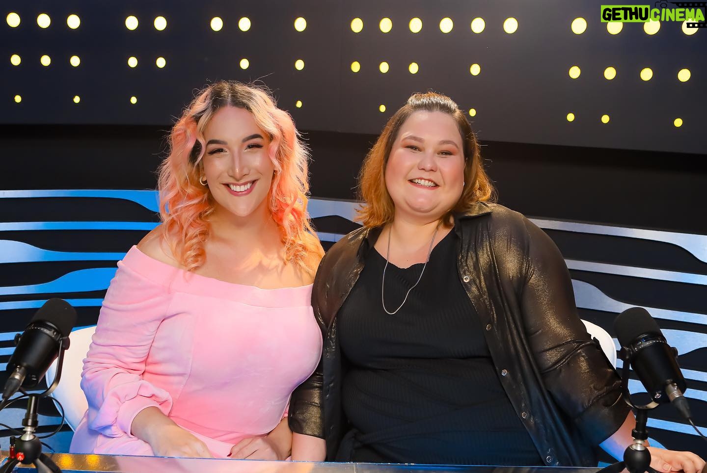 Rafaela Ferreira Instagram - Tcharan! Mistério revelado! ❤️ E como pra tudo tem uma primeira vez, hoje vai ao ar o 1º episódio do videocast Azamigas no canal da TvZyn e eu estou feliz demais em participar desse projeto como apresentadora! ✨ A parceria com a Bryanna tá sendo maravilhosa demais, o que só deixa o programa mais e mais divertido. <3 Então fiquem ligados porque hoje às 17h começa nosso videocast lá no canal da TvZyn! ❤️