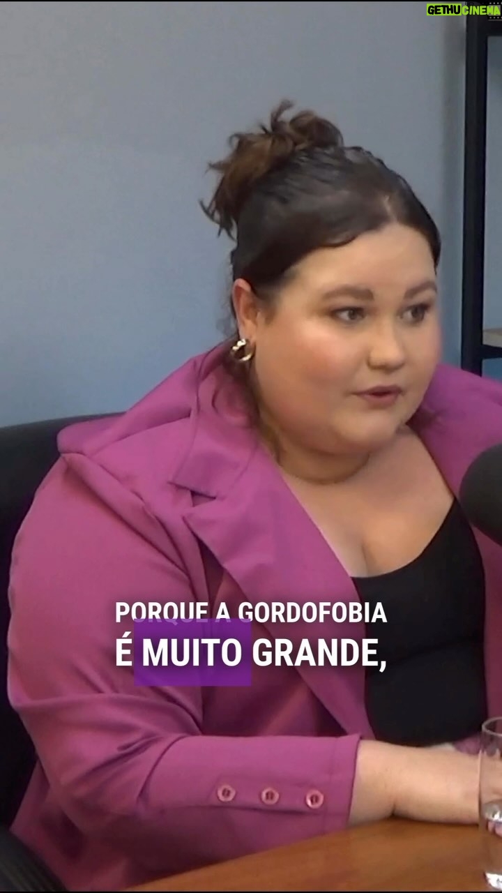 Rafaela Ferreira Instagram - Eu sei que muitas e muitos de vocês já sofreram quando foram em busca de ajuda. Os julgamentos e a cobrança por “estar acima do peso” se traduzem em um tom ríspido e que gera angústia. Você acaba se sentindo sem segurança, com medo de tirar as suas dúvidas e de falar sobre os seus sentimentos. Saúde é sobre uma grande construção em torno da sua vida. Isso pode passar pela perda de peso ou não. Mas com certeza, o que você não precisa de um consultório médico é CULPA e julgamento. Por mais amor e acolhimento no tratamento de obesidade <3