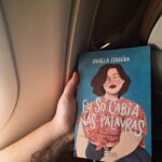 Rafaela Ferreira Instagram – Aquela leitura que é um abraço! 📚

“Eu só cabia nas palavras”, de @ferreirarafaela foi a minha companhia de viagem a Recife e finalizei-a já em SP. 

Um livro sobre gorda, lido por uma gorda usando extensor de cinto no avião. 

Me identifiquei com cada palavra, sentimento e aspas. Foi como se estivesse “me lendo”! 

“Sou mais que o número do meu manequim. Eu sou corpo, e também sou alma. E a minha alma transborda para além dos meus limites.”