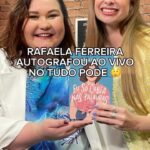 Rafaela Ferreira Instagram - QUE HONRA! 🥰🙏🏻 Eu só cabia nas palavras vai muito além de um romance juvenil, te leva a ter muitas reflexões. Obrigada @ferreirarafaela e ansiosas para seus próximos livros 📕 #livro #leitura #rafaelaferreira #sbt #autora #romance #juvenil #literatura #podcast