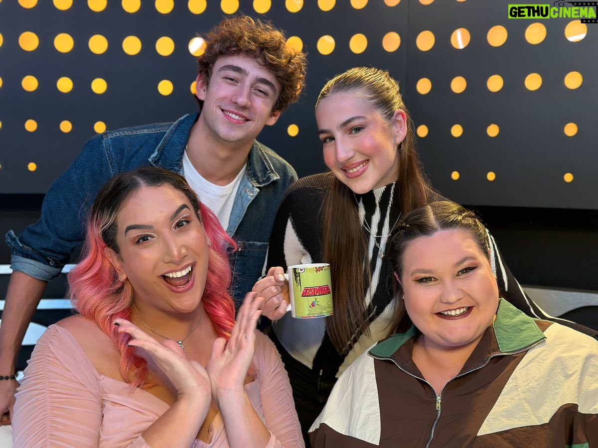 Rafaela Ferreira Instagram - E tem episódio novo de Azamigas com esses amores, que estava com saudade @luisabresser @enzokoficial 😍 O papo foi demais! Nós amamos a conversa, né @bryannanasck !? Tá lá no canal da @tvzyn no YouTube 👀 Ah! Tem no Spotify e na Sansung tv também! 😉 E está no amazon music, google podcasts e deezer.