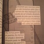 Rafaela Ferreira Instagram – Aquela leitura que é um abraço! 📚

“Eu só cabia nas palavras”, de @ferreirarafaela foi a minha companhia de viagem a Recife e finalizei-a já em SP. 

Um livro sobre gorda, lido por uma gorda usando extensor de cinto no avião. 

Me identifiquei com cada palavra, sentimento e aspas. Foi como se estivesse “me lendo”! 

“Sou mais que o número do meu manequim. Eu sou corpo, e também sou alma. E a minha alma transborda para além dos meus limites.”