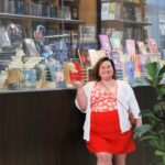 Rafaela Ferreira Instagram – Segundou e venho com boas notícias, galera! ✨

Ontem estava passeando pela Avenida Paulista com o @erikvesch e o que eu encontro?! Sim! Meu livro na vitrine de algumas livrarias! 😍✨

Tenho recebido muitas mensagens de vocês já recebendo o livro, então se você quer garantir o seu corre no link da Amazon que tá na minha bio ou vai até uma livraria mais próxima de você! Vai que já chegou aí também? 👀

Muito feliz em ver esse sonho se materializando e chegando até vocês. ❤️