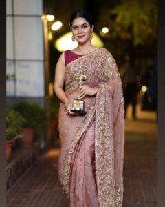 Rafiath Rashid Mithila Instagram - Best Actress - Myself Allen Swapan Bangladesh Achievers Awards 2023 Thanks for the honour 🙏🏽 Saree: @audriana_exclusives