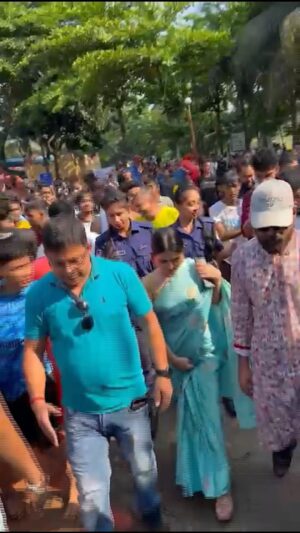 Rafiath Rashid Mithila Instagram - তৈ তৈ করে আমরা ছুটে বেড়াচ্ছি সবখানে! আর আপনাদের ভালোবাসায়, রেসপন্সে টিম 'মাইশেলফ অ্যালেন স্বপন' এর বৈয়াম পাখিরা আপ্লুত! <3

#Chorki #MySelfAllenSwapan