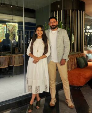 Ragini Prajwal Instagram - Good vibes, long talks & a whole lot of smiles!❤️🧿
.
#sozoskyline
