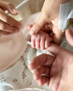 Rahma Riyad Instagram - ‎الحمدلله الذي وهبنا بفضله فرحتنا الأولى “عالية”🤱🏻🎀 ‎اللَّهمَّ أنْبتَهَا نباتًا حسنًا واجْعلْهَا قُرَّة عَيَّن لَنَا Aaliyah, our angel is finally here! Alhamdillah 👼🏻🤲🏼 #رحمة_رياض | #الكسندر_علوم #RahmaRiad | #AlexanderUloom