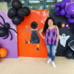 Raini Rodriguez Instagram – @fancypicnics came through with another beautiful quarantine picnic for the family…Halloween edition🎃 love making these memories with my family 👻💛

🧺: @fancypicnics 
🎈: @mr.balloonstudio 
💐: @rldesignhtx