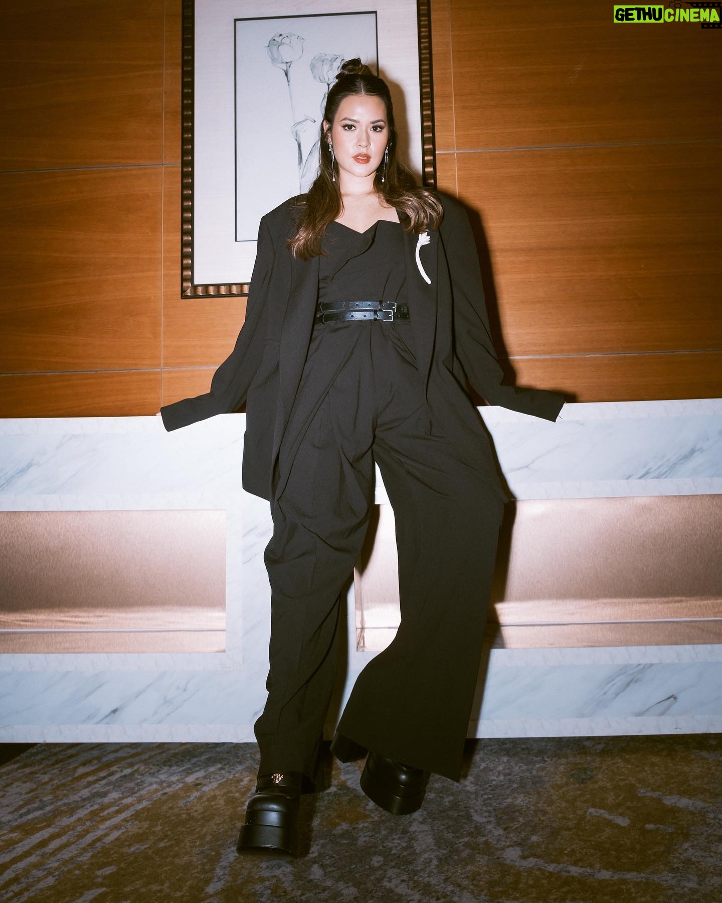 Raisa Andriana Instagram - When you mix masculine with feminine, you got the winning combo. You know I can’t resist a black oversized blazer.. About the look: Outfit @jansober Makeup @vagueskin using @officialrainebeauty Hair @ibaayy__ Styled @ivanteguhsantoso Photo @claudianrh