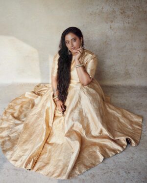 Raja Kumari Instagram - శ్వేత 

in custom @raw_mango 
Styled by @tryagaintoobad @styled_by_meera 
Glam @riyasheth.makeuphair @helena_hair_stylist 
Shot by @trishasarang
