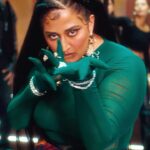 Raja Kumari Instagram - OUT NOW!!!! IN LOVE ❤️‍🔥 @gururandhawa @tseries.official #BhushanKumar @jslsingh @harmfranklin RK and Guru Styling @tryagaintoobad @styled_by_meera Team Kumari @riyasheth.makeuphair @helena_hair_stylist @_chehakkkk_ @sanjanakamra