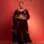 Raja Kumari Instagram - Christmas…but make it Desi 🌹 Wearing @sureenachowdhri Jewelry @aquamarine_jewellery Styled by @tryagaintoobad @styled_by_meera Glam @riyasheth.makeuphair Shot by @trishasarang