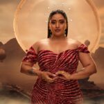 Raja Kumari Instagram - Frequency Rise 🔱 Wearing custom @saakshakinni for the NYC stop of The Bridge World Tour North America Hand piece @the.olio.stories Earrings and crown custom @isharya Styled by @tryagaintoobad @styled_by_meera Glam @riyasheth.makeuphair @helena_hair_stylist Shot by @ag.shoot