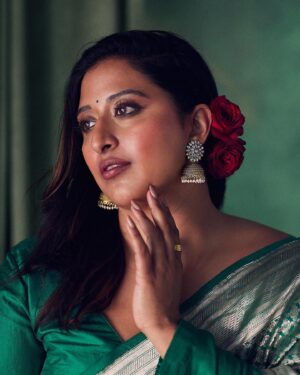 Raja Kumari Instagram - దీపావళి శుభాకాంక్షలు 🪔 
Sending love and light to the world from my hometown of Hyderabad. 

Wearing @raw_mango 
Styled by @tryagaintoobad @styled_by_meera 
Glam @riyasheth.makeuphair @helena_hair_stylist 
Shot by @trishasarang