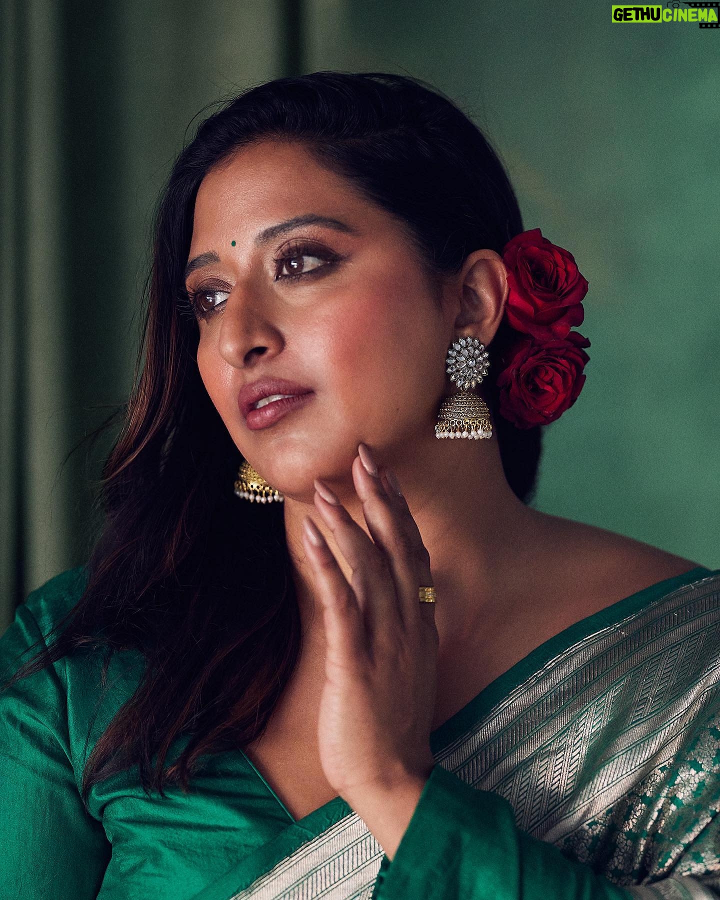 Raja Kumari - 46.4K Likes - దీపావళి శుభాకాంక్షలు 🪔
Sending love and light to the world from my hometown of Hyderabad.
Wearing @raw_mango
Styled by @tryagaintoobad @styled_by_meera
Glam @riyasheth.makeuphair @helena_hair_stylist
Shot by @trishasarang