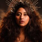 Raja Kumari Instagram - Crying diamond tears because I’m about to hit 1 million followers organic…there’s 2 more shows left in The Bridge World Tour and I’m happy…like genuinely happy. It’s not too late to celebrate with me…California, there’s no place like Home ❤️ Ticket link in bio DEC 12- San Francisco DEC 13- LA @theroxy Wearing @atsusekhose for The Bridge World Tour North America custom crown by @voycejewellery Styled by @tryagaintoobad @styled_by_meera Glam @riyasheth.makeuphair @helena_hair_stylist Shot by @ag.shoot